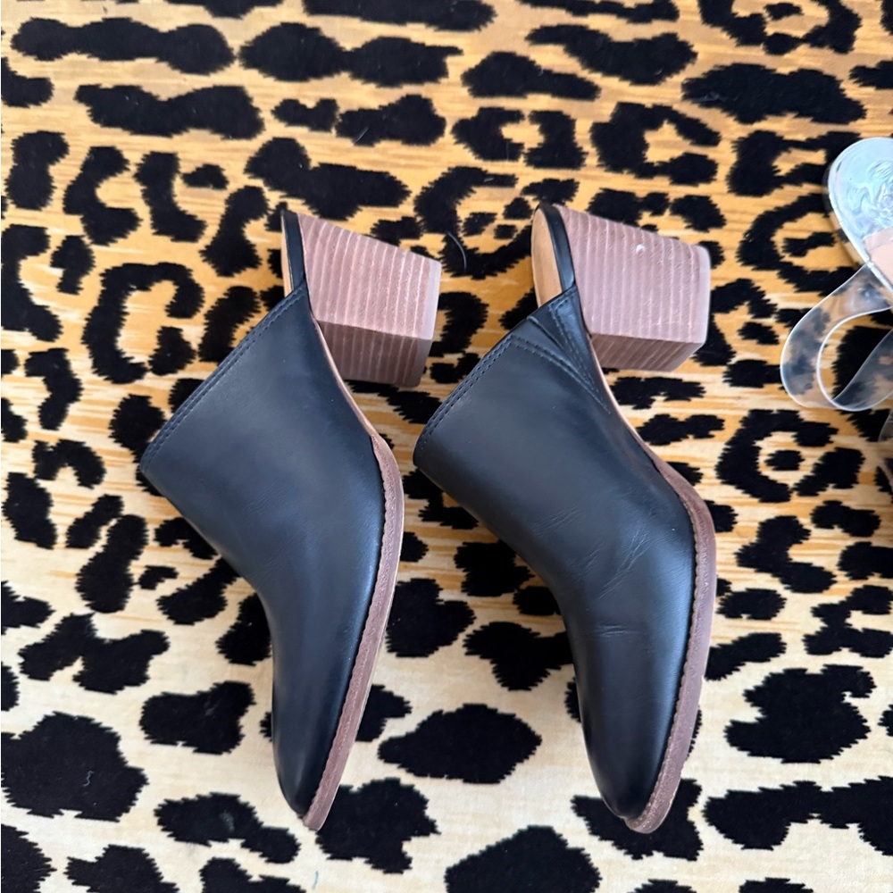 “Madewell Magic: Effortless Black Leather Mules for Everyday Chic”